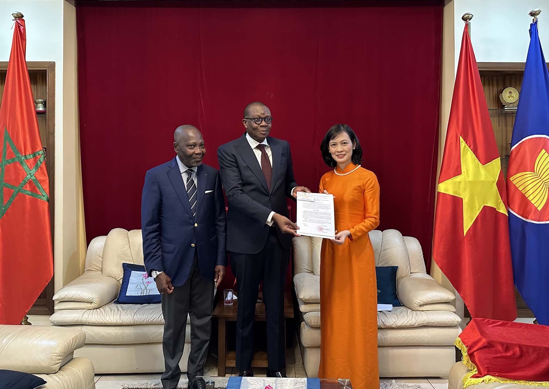 Trao quyết định bổ nhiệm Lãnh sự danh dự Việt Nam tại Benin