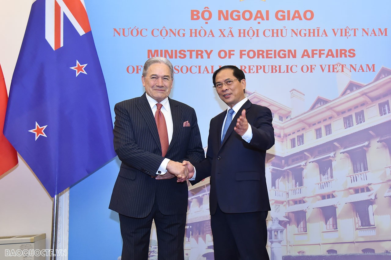 Bộ trưởng Ngoại giao Bùi Thanh Sơn đón Phó Thủ tướng, Bộ trưởng Ngoại giao New Zealand Winston Peters và đồng chủ trì Hội nghị Bộ trưởng Ngoại giao Việt Nam-New Zealand lần thứ hai. (Ảnh: Tuấn Anh)