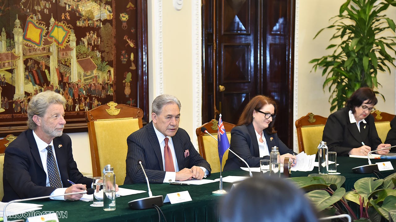 FM Bui Thanh Son welcomes New Zealand Deputy PM and FM Winston Peters in Hanoi