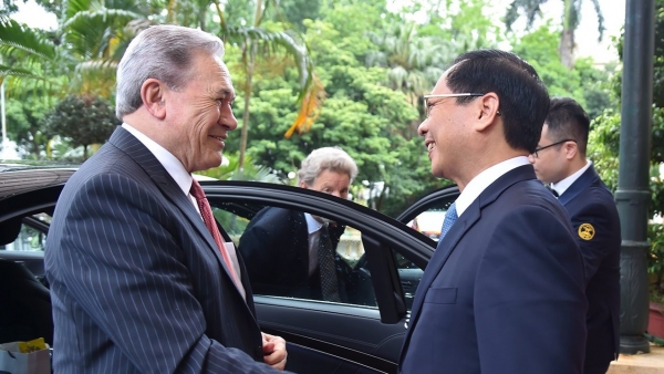 FM Bui Thanh Son welcomes New Zealand Deputy PM and FM Winston Peters in Hanoi