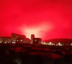 Khoảnh khắc bầu trời thành phố biển đỏ rực trong đêm