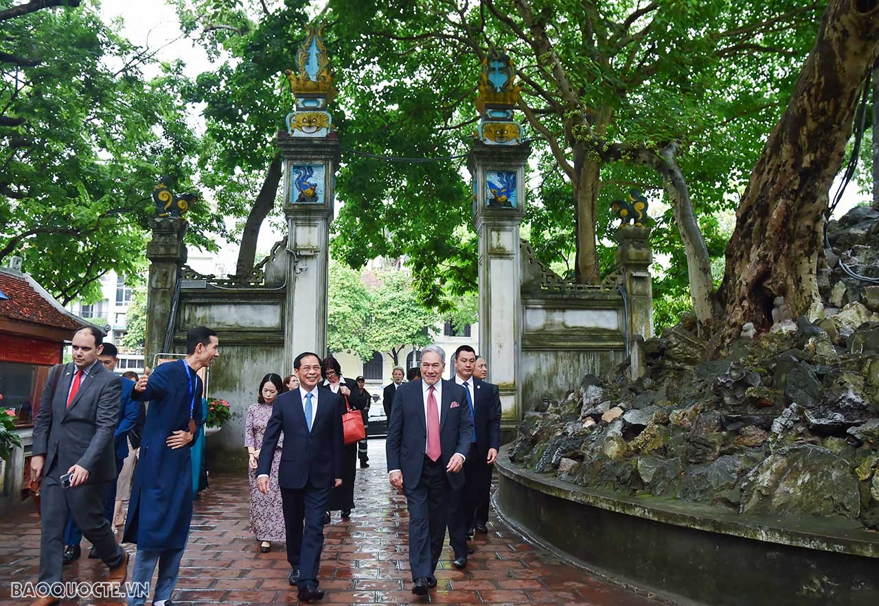 Sau khi Bộ trưởng Ngoại giao Bùi Thanh Sơn và Phó Thủ tướng, Bộ trưởng Ngoại giao New Zealand Winston Peters đồng chủ trì Hội nghị Bộ trưởng Ngoại giao Việt Nam - New Zealand lần thứ 2 tại Nhà khách Chính phủ, hai Bộ trưởng đã đi dạo Hồ Gươm.