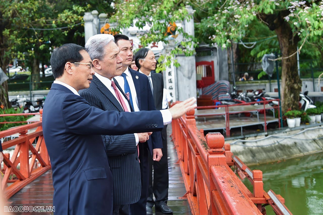 Vietnam, New Zealand Foreign Ministers stroll around Hoan Kiem Lake