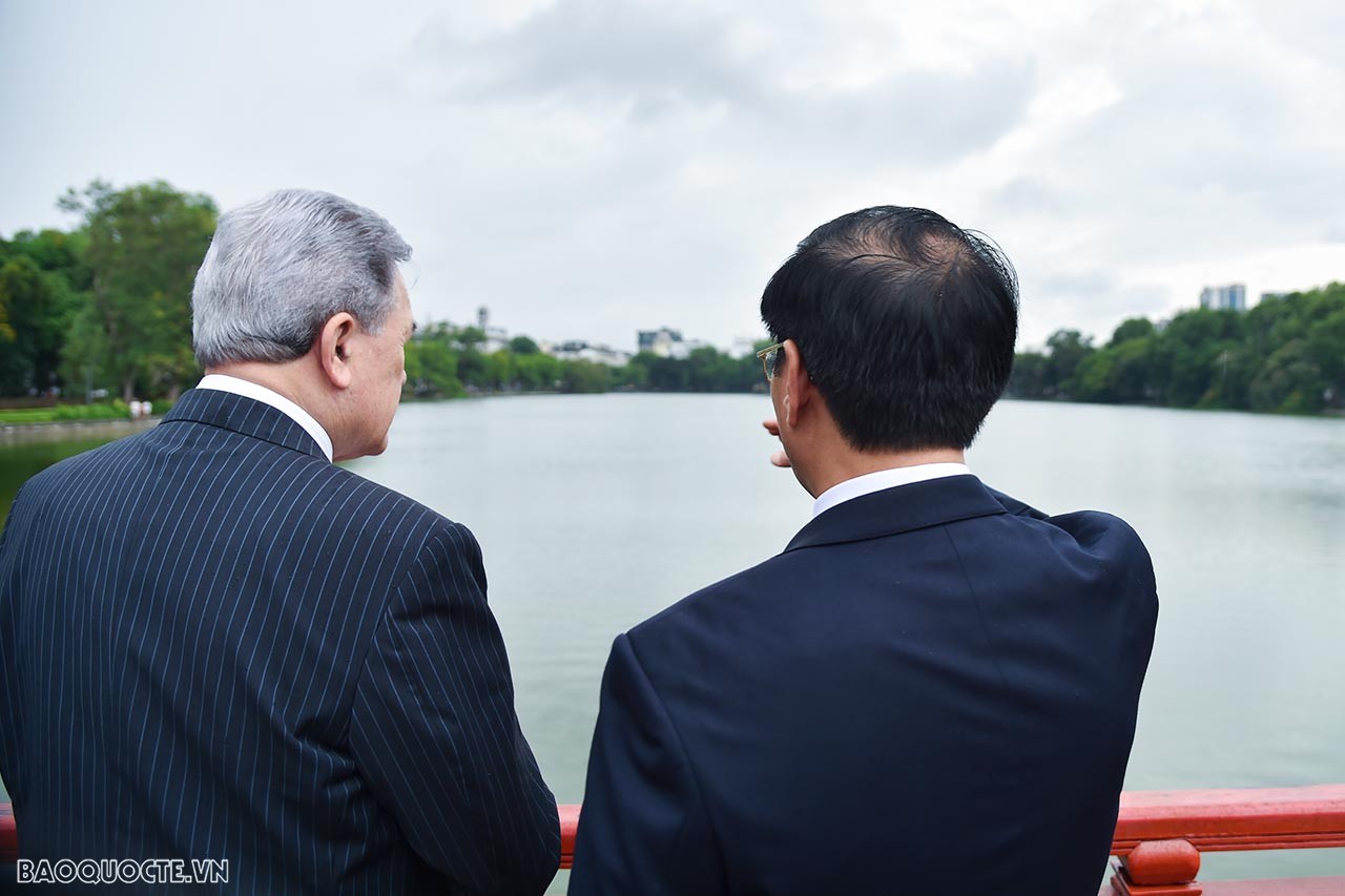 Vietnam, New Zealand Foreign Ministers stroll around Hoan Kiem Lake