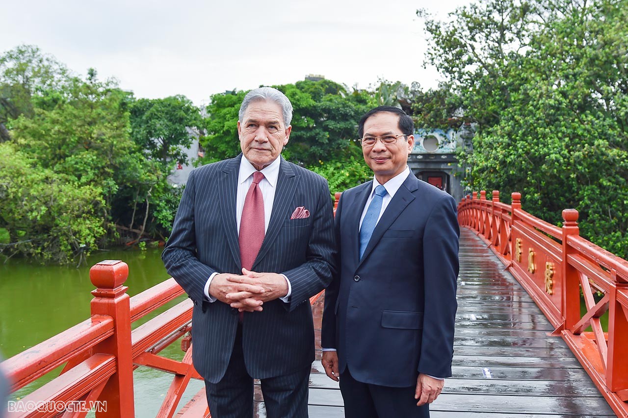 Vietnam, New Zealand Foreign Ministers stroll around Hoan Kiem Lake