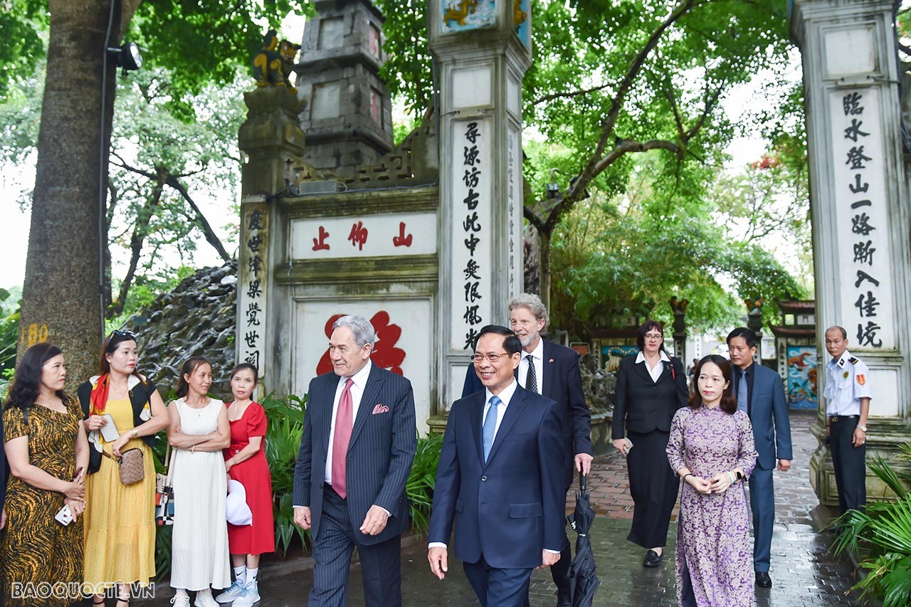 Vietnam, New Zealand Foreign Ministers stroll around Hoan Kiem Lake