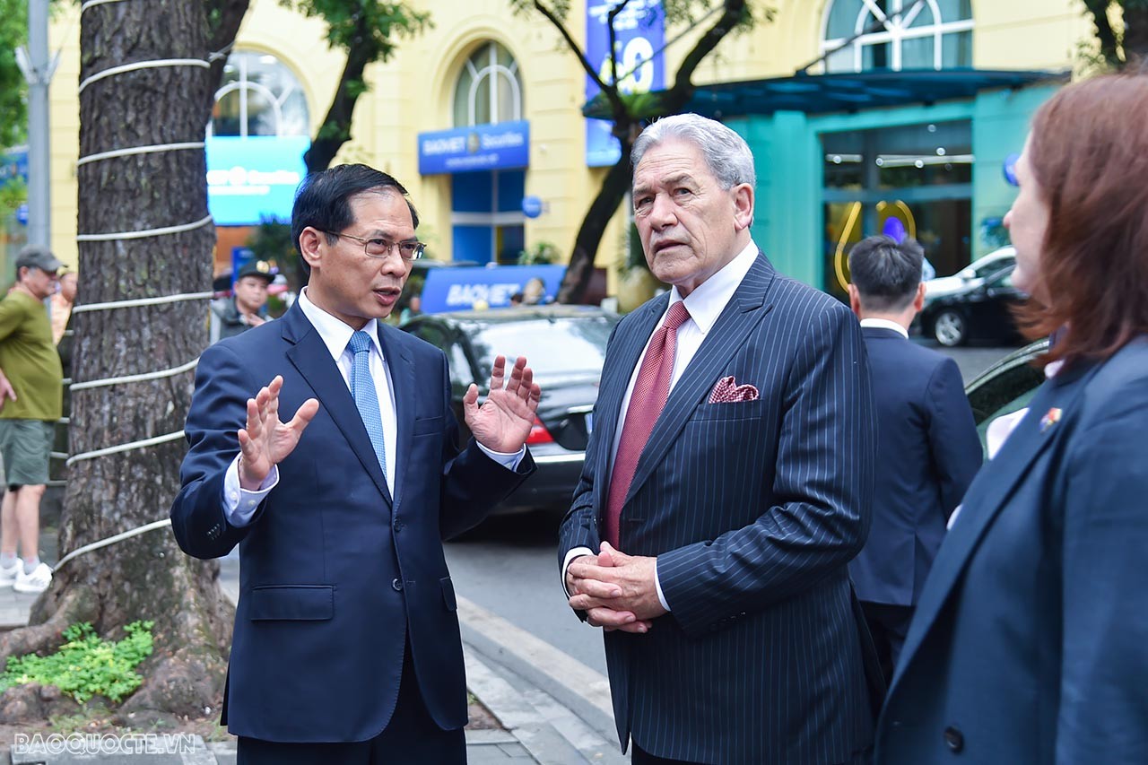 Vietnam, New Zealand Foreign Ministers stroll around Hoan Kiem Lake