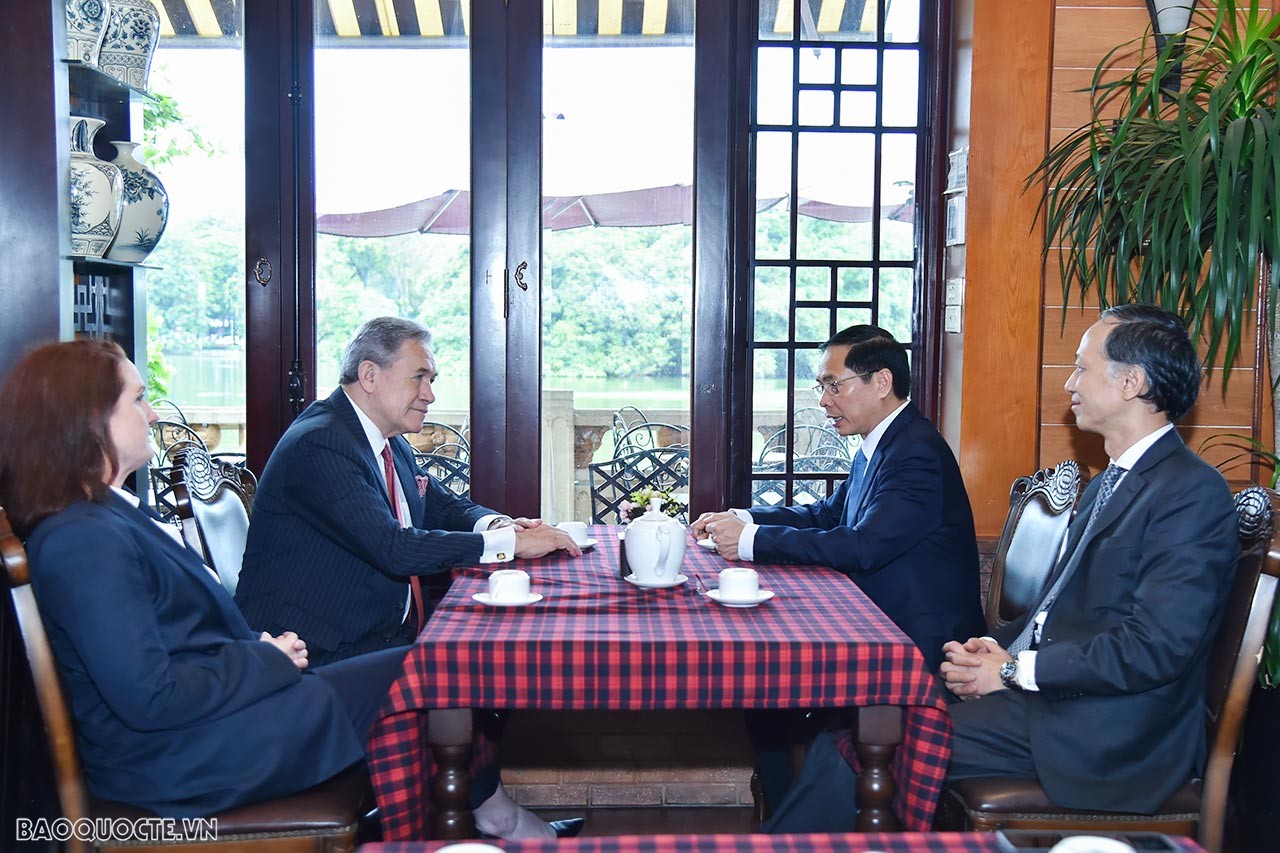 Vietnam, New Zealand Foreign Ministers stroll around Hoan Kiem Lake