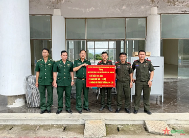 Dien Bien border guards donate supplies to Lao counterparts