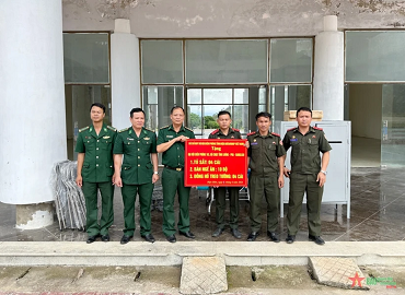 Dien Bien border guards present supplies to Lao counterparts