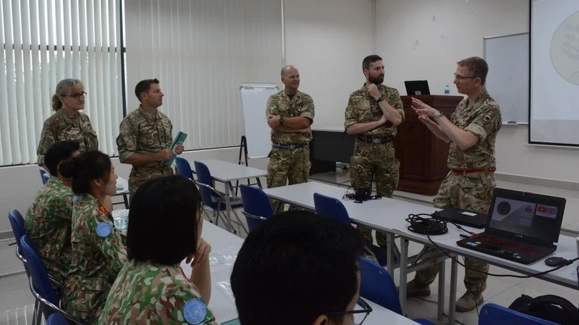 Vietnam defence officials and UK expertshare experiences in peacekeeping