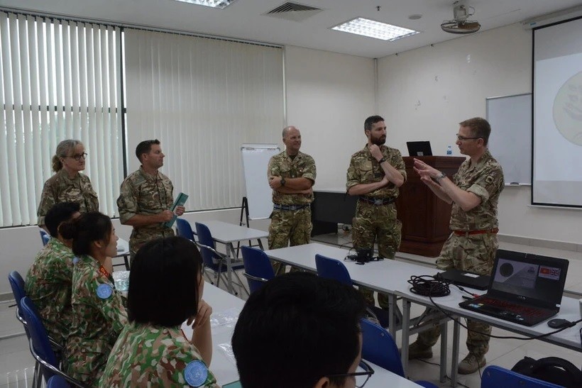 Vietnam defence officials and UK expertshare experiences in peacekeeping