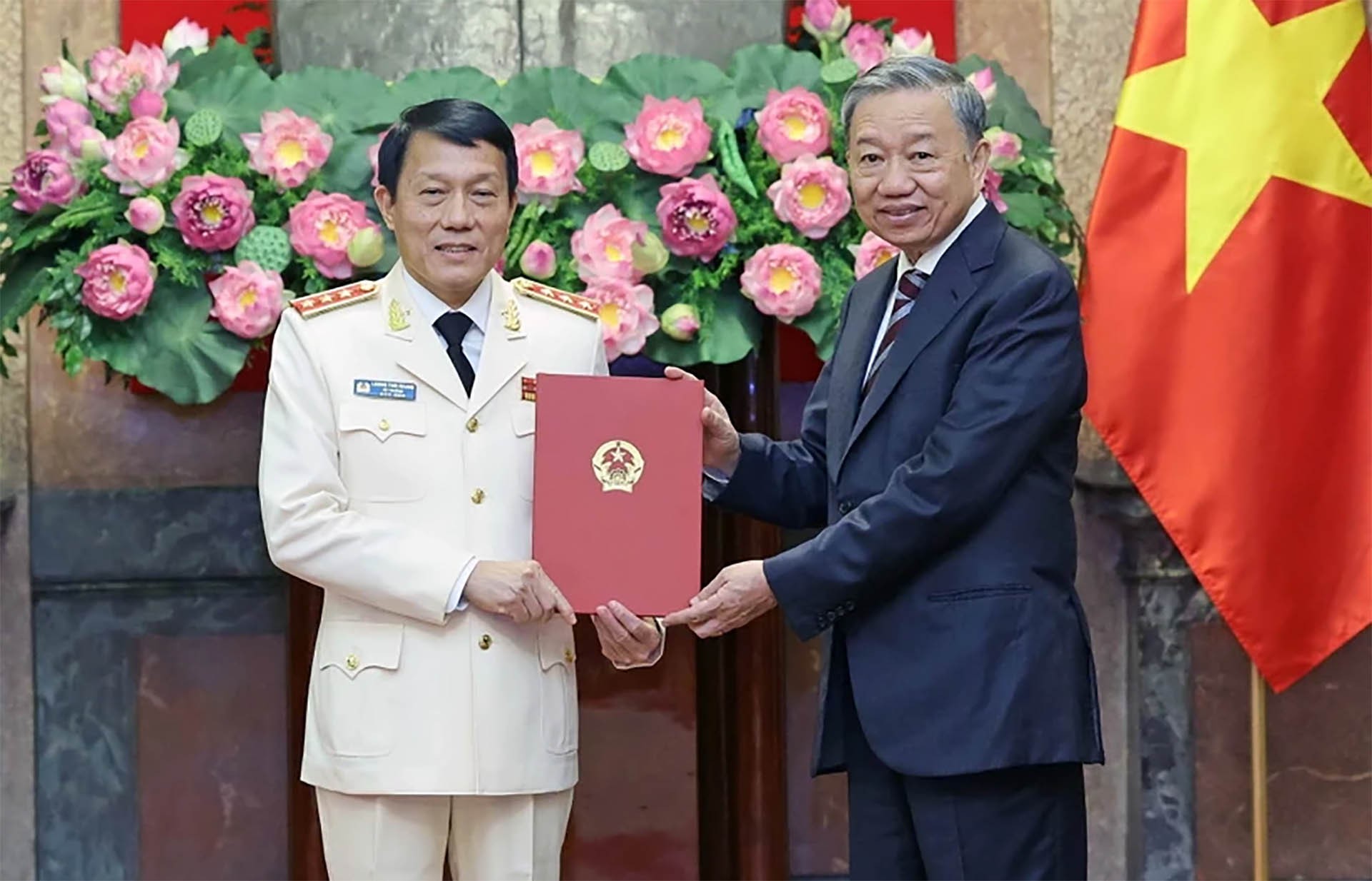 Chủ tịch nước Tô Lâm trao Quyết định bổ nhiệm cho Thượng tướng Lương Tam Quang, Bộ trưởng Bộ Công an. (Nguồn: TTXVN)