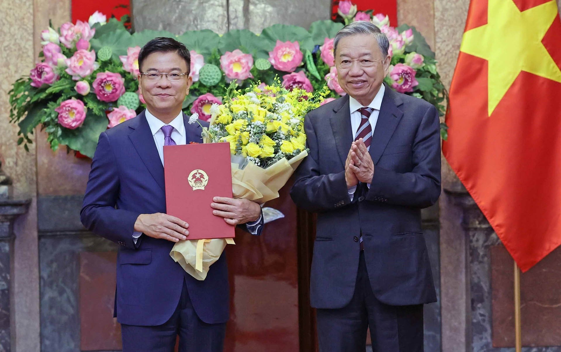 Chủ tịch nước Tô Lâm trao Quyết định bổ nhiệm cho Phó Thủ tướng Lê Thành Long. (Nguồn: TTXVN)