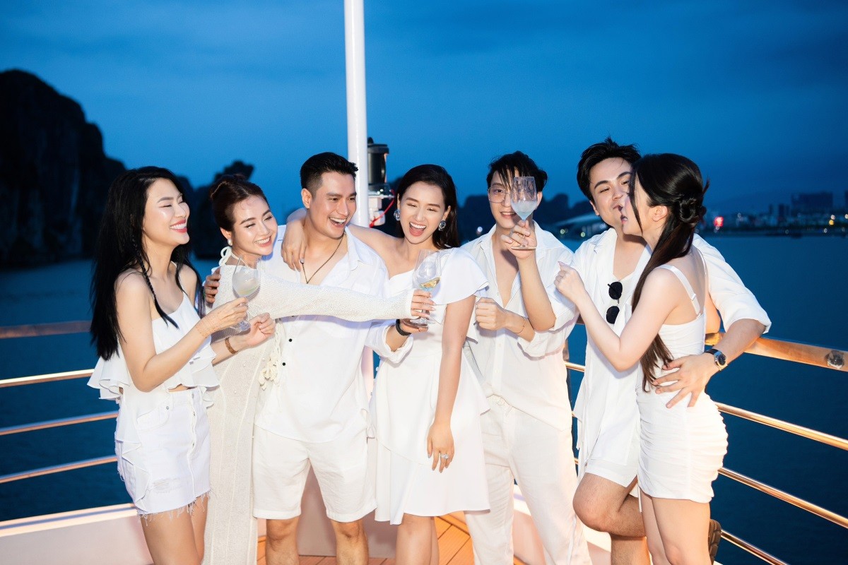 Hình ảnh diễn viên Phan Minh Huyền đón sinh nhật sớm bên hội bạn thân Hình ảnh diễn viên Phan Minh Huyền đón sinh nhật sớm bên hội bạn thân