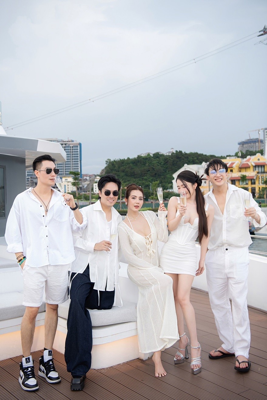 Hình ảnh diễn viên Phan Minh Huyền đón sinh nhật sớm bên hội bạn thân diễn viên truyền hình Hình ảnh diễn viên Phan Minh Huyền đón sinh nhật sớm bên hội bạn thân diễn viên truyền hình