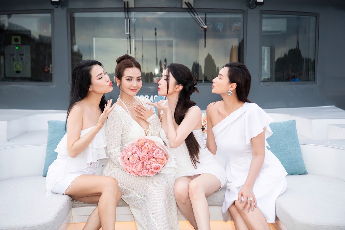 Hình ảnh diễn viên Phan Minh Huyền đón sinh nhật sớm bên hội bạn thân diễn viên truyền hình Hình ảnh diễn viên Phan Minh Huyền đón sinh nhật sớm bên hội bạn thân diễn viên truyền hình