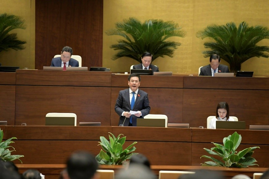 Bộ trưởng Công Thương Nguyễn Hồng Diên trả lời chất vấn tại Kỳ họp thứ 7, Quốc hội khóa XV, ngày 5/6. (Nguồn: Bộ Công Thương)