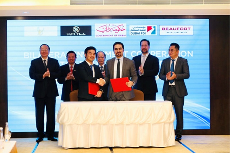 Billionaire Mai Vu Minh (standing in the middle) and Mr. Fahad Al Gergawi - Chairman of the World Association of Investment Promotion Agencies (WAIPA) and CEO of Dubai FDI, signed the investment cooperation program between SAPA Thale and Dubai FDI under the Dubai Government (2018).