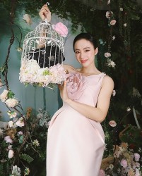 Angela Phương Trinh đa phong cách thời trang khi bán hàng livestream