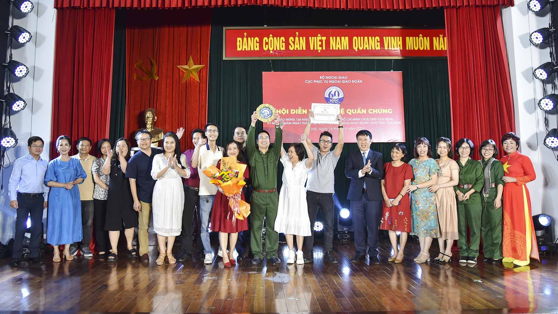 Cục Phục vụ Ngoại giao đoàn tổ chức Hội diễn văn nghệ quần chúng Kỷ niệm 134 năm ngày sinh Chủ tịch  Hồ Chí Minh (19/5/1890-19/5/2024) và chào mừng Kỷ niệm 60 năm Ngày thành lập đơn vị. (Ảnh: Anh Sơn)