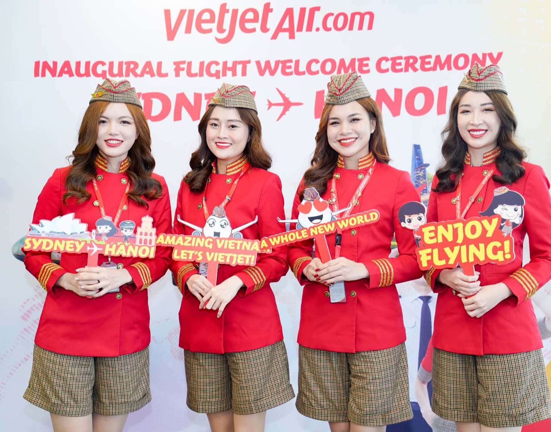 Các tiếp viên hàng không Vietjet xinh đẹp, rạng rỡ chào đón hành khách trên đường bay mới Sydney - Hà Nội