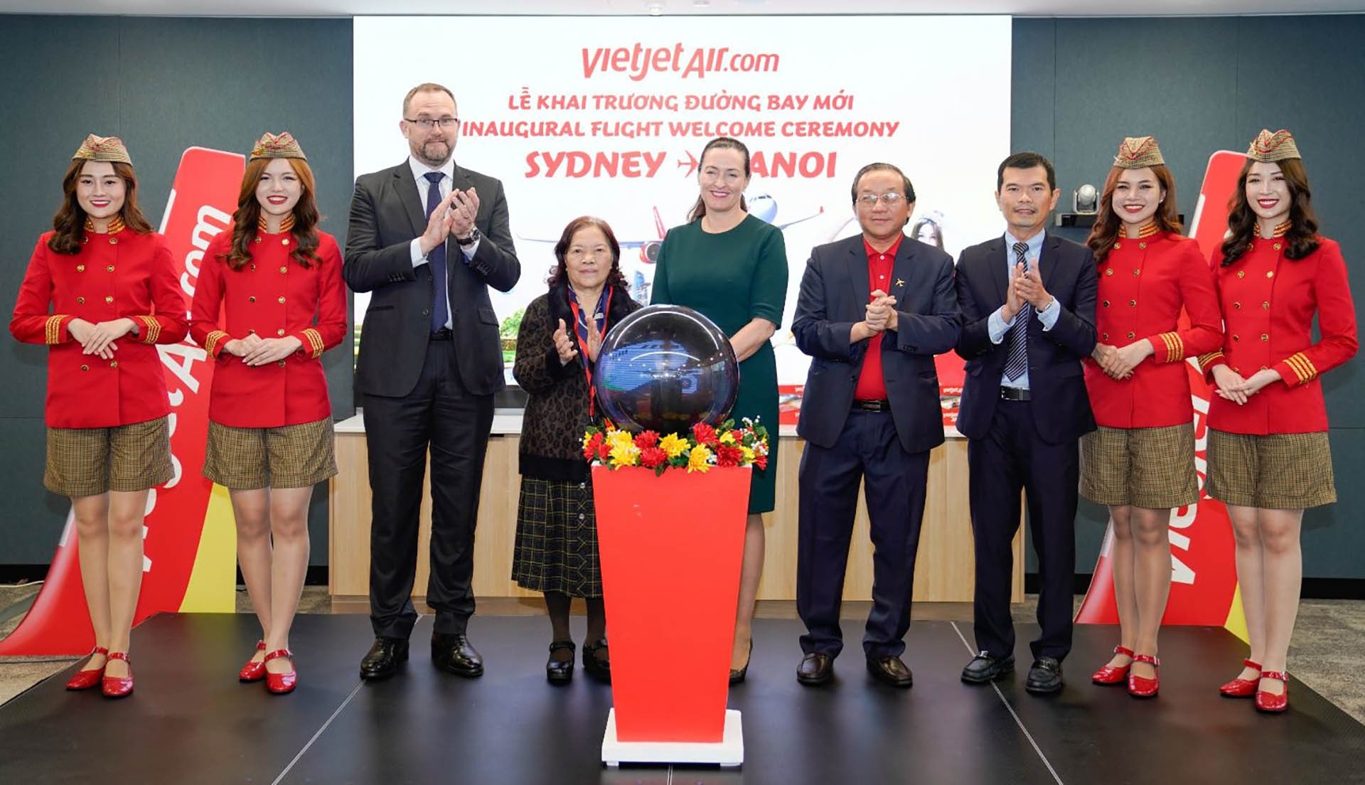 Các đại biểu, khách mời chúc mừng khai trương đường bay Sydney - Hà Nội của Vietjet.