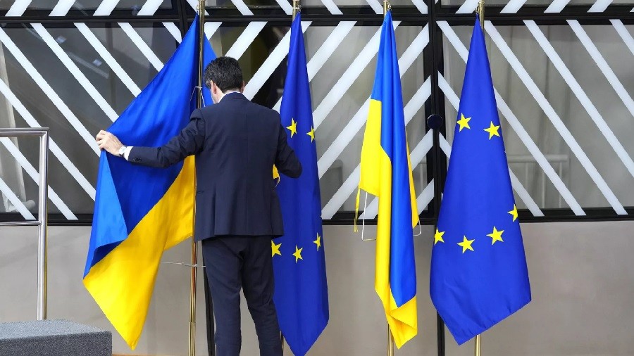 Ukraine và Moldova 'giắt lưng' mọi tiêu chí để đàm phán gia nhập, 'bóng' trên sân EU, Tổng thống Pháp ra lời. (Nguồn: AP)