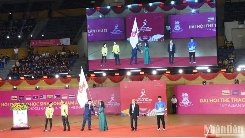 A representative of Brunei receives the flag for the hosting of the 14th ASEAN School Games at the closing ceremony of the 13th edition held in Da Nang city on June 7. (Photo: NDO)