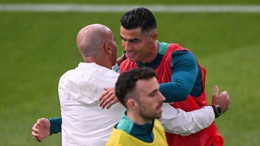 EURO 2024: HLV Roberto Martinez tái hiện màn chào đón dành riêng Cristiano Ronaldo