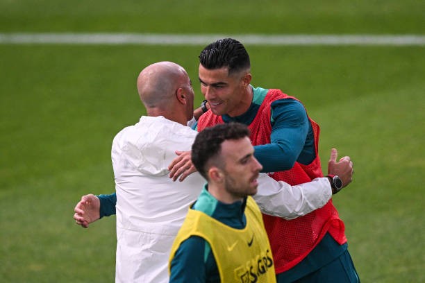 EURO 2024: HLV Roberto Martinez tái hiện màn chào đón dành riêng Cristiano Ronaldo