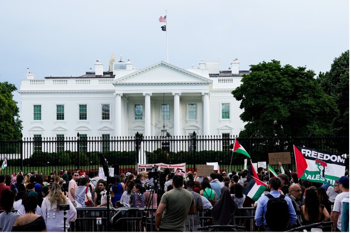 Người dân biểu tình trong một cuộc biểu tình ủng hộ Palestine trước Nhà Trắng, trong cuộc xung đột đang diễn ra giữa Israel và nhóm Hồi giáo Palestine Hamas, tại Washington, Hoa Kỳ, ngày 28/5. (Nguồn:Reuters)