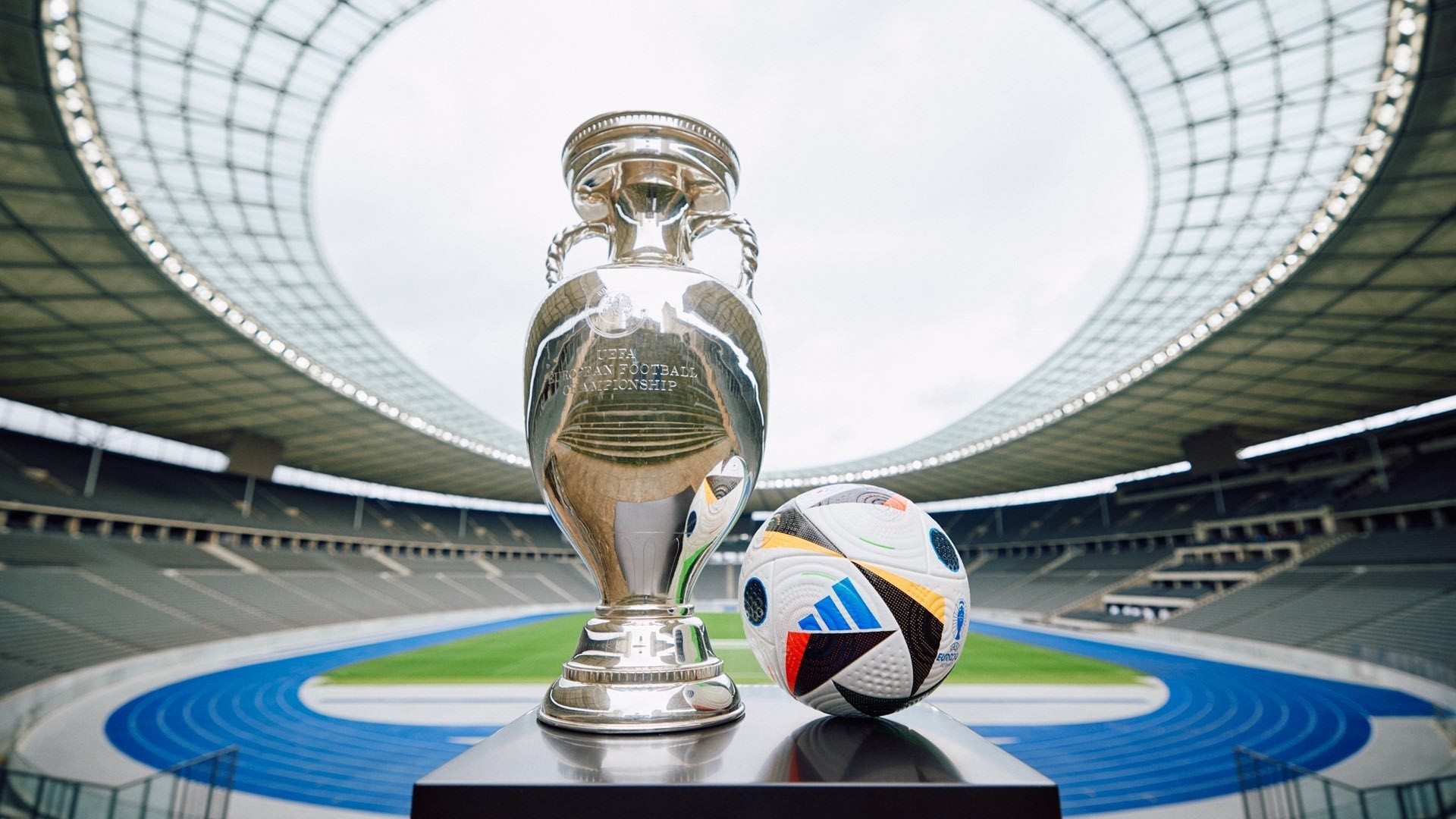 Fussballliebe (Tình yêu bóng đá) là tên gọi của trái bóng chính thức tại EURO 2024. Trái bóng do hãng Adidas thiết kế và sản xuất với những họa tiết đầy màu sắc, phản ánh năng lượng của ngày hội bóng đá tại châu Âu. (Nguồn: Adidas)