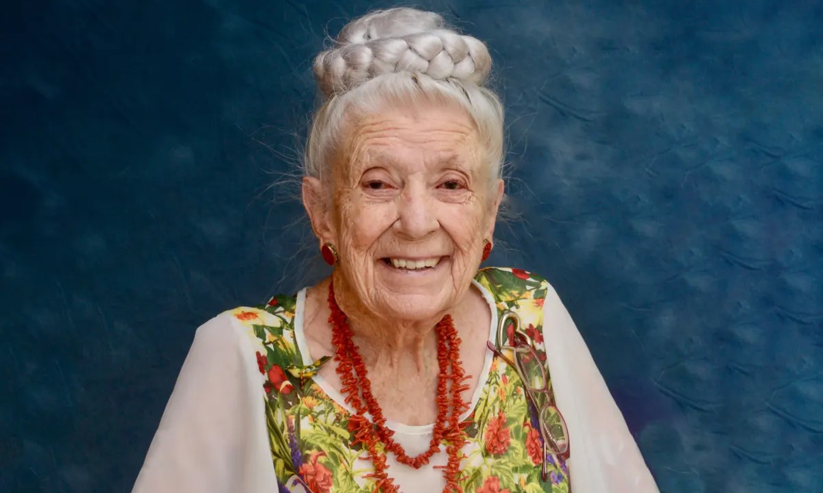 Bác sĩ Gladys McGarey vẫn không ngừng làm việc dù đã hơn 100 tuổi. Ảnh: Micoope