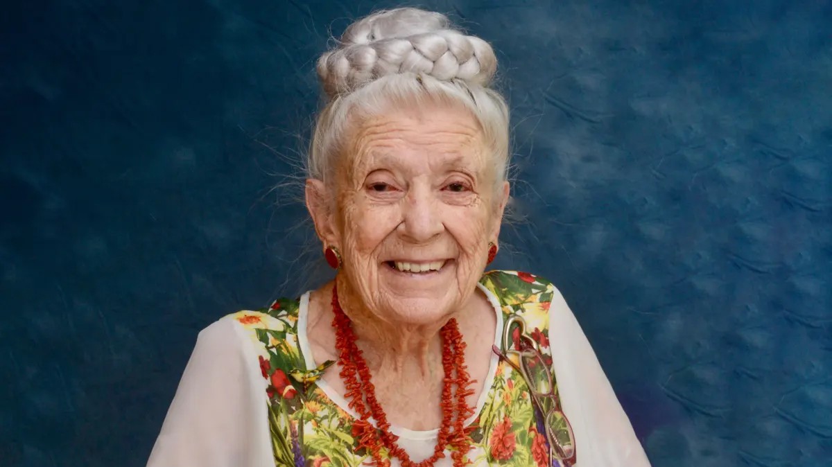 Bác sĩ 103 tuổi chia sẻ thói quen sống linh hoạt và vui vẻ