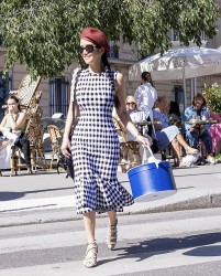 Diva Hồng Nhung dạo phố Pháp với trang phục hàng hiệu phong cách riêng biệt