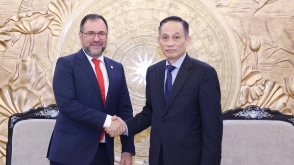 Party Secretary Le Hoai Trung receives Venezuela Foreign Minister to strengthen traditional relations