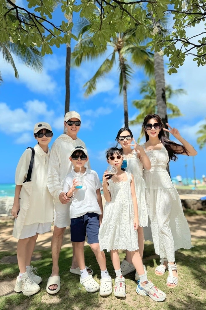 Hình ảnh gia đình đạo diễn Lý Hải du lịch Hawaii trước khi ra mắt phim 'Lật mặt 7' ở Mỹ