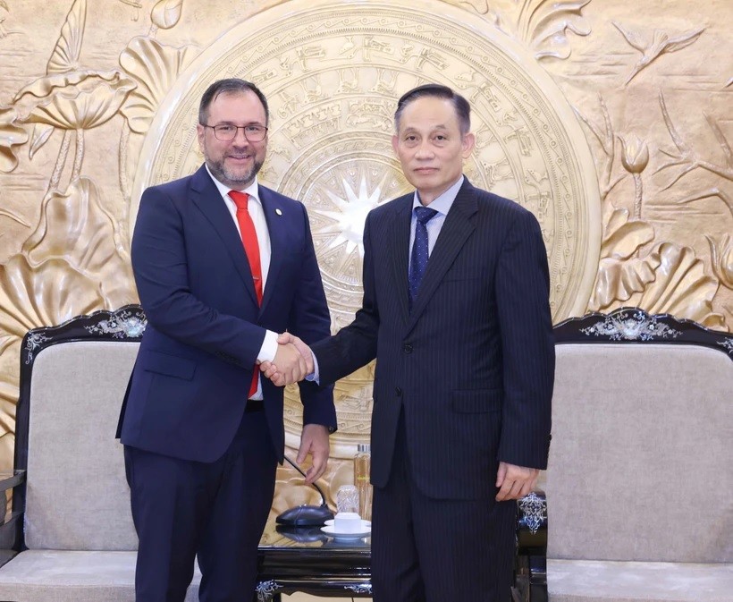 Party Secretary Le Hoai Trung receives Venezuela Foreign Minister to strengthen traditional relations