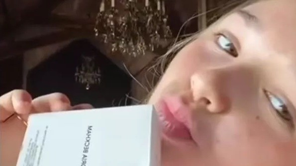 Con gái út Harper Seven Beckham quảng cáo nước hoa cho mẹ Victoria Beckham