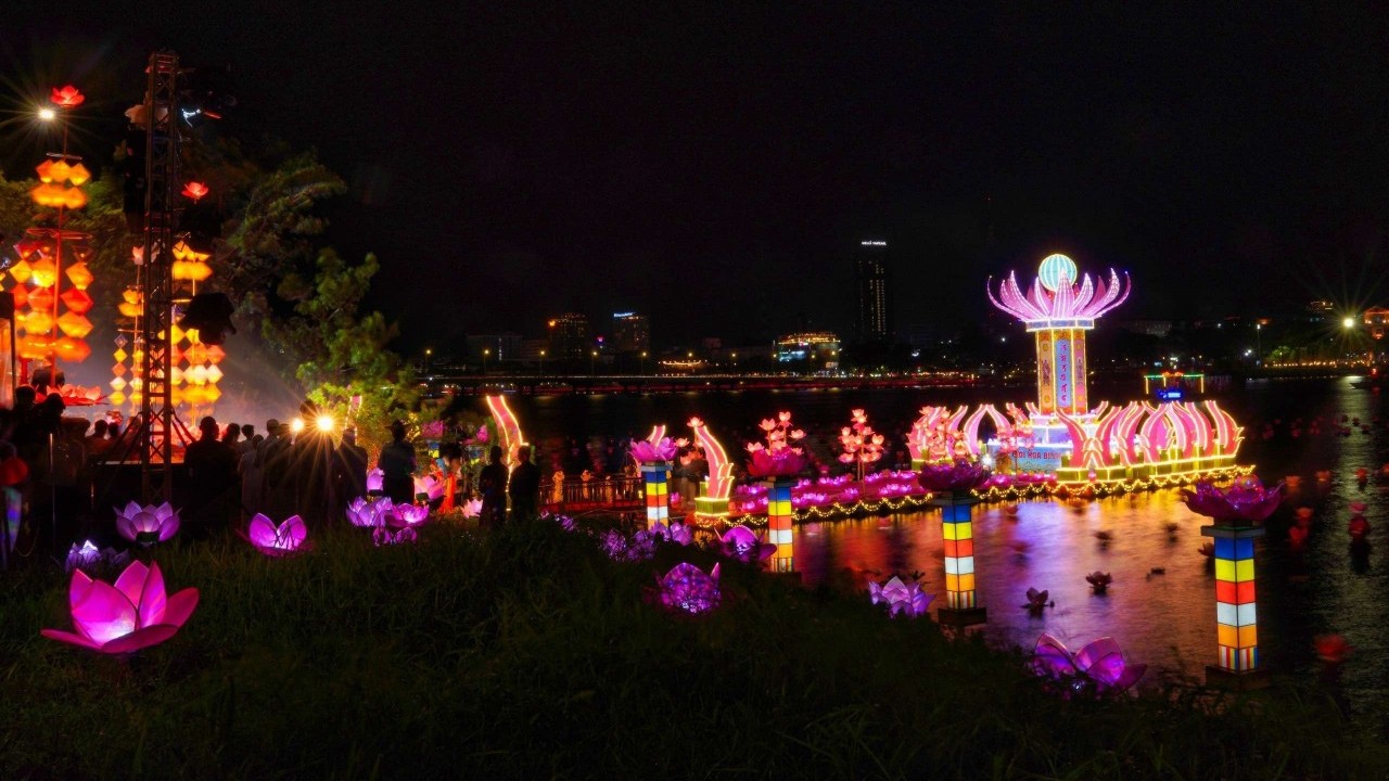 Tuần lễ Festival Huế 2024: Ngắm khung cảnh lung linh đêm hội hoa đăng và thưởng thức ẩm thực chay đặc sắc