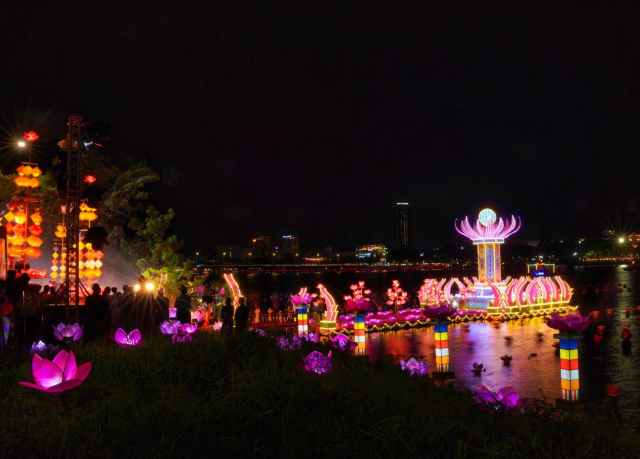 Lung linh đêm hội hoa đăng tại Tuần lễ Festival Huế 2024