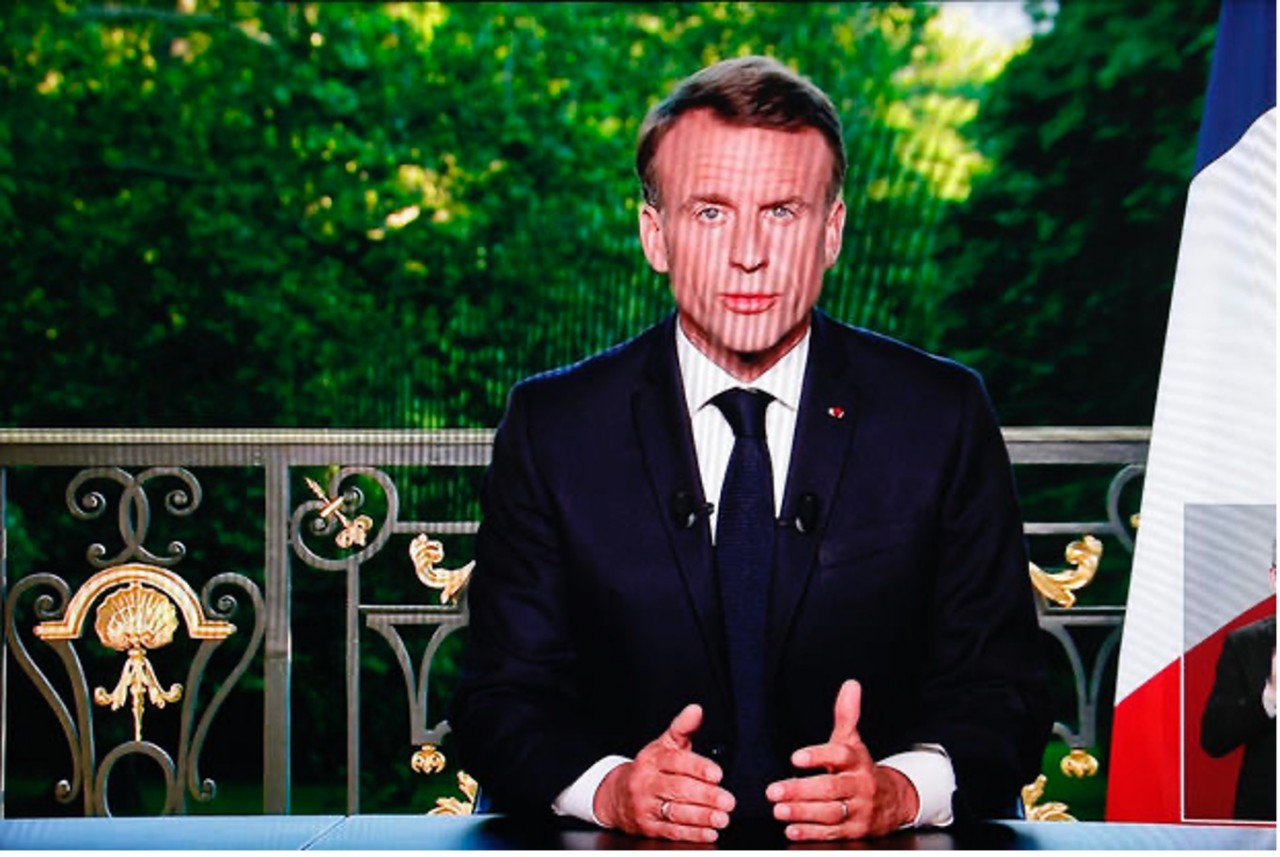 Ảnh chụp màn hình này cho thấy Tổng thống Pháp Emmanuel Macron đang phát biểu trong bài phát biểu trên truyền hình toàn quốc từ Paris vào ngày 9 tháng 6 năm 2024. LUDIVIC MARIN/AFP QUA GETTY IMAGES