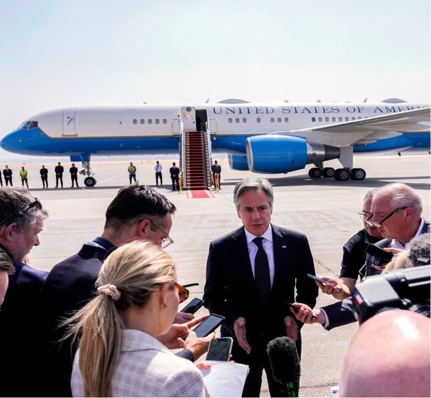 Ngoại trưởng Mỹ Antony Blinken nói chuyện với các phóng viên sau cuộc gặp với tổng thống Ai Cập tại sân bay Cairo. Blinken đến Ai Cập khi bắt đầu chuyến công du khu vực nhằm thúc đẩy lệnh ngừng bắn được chờ đợi ở Gaza giữa Israel và Hamas. (Nguồn: AFP)