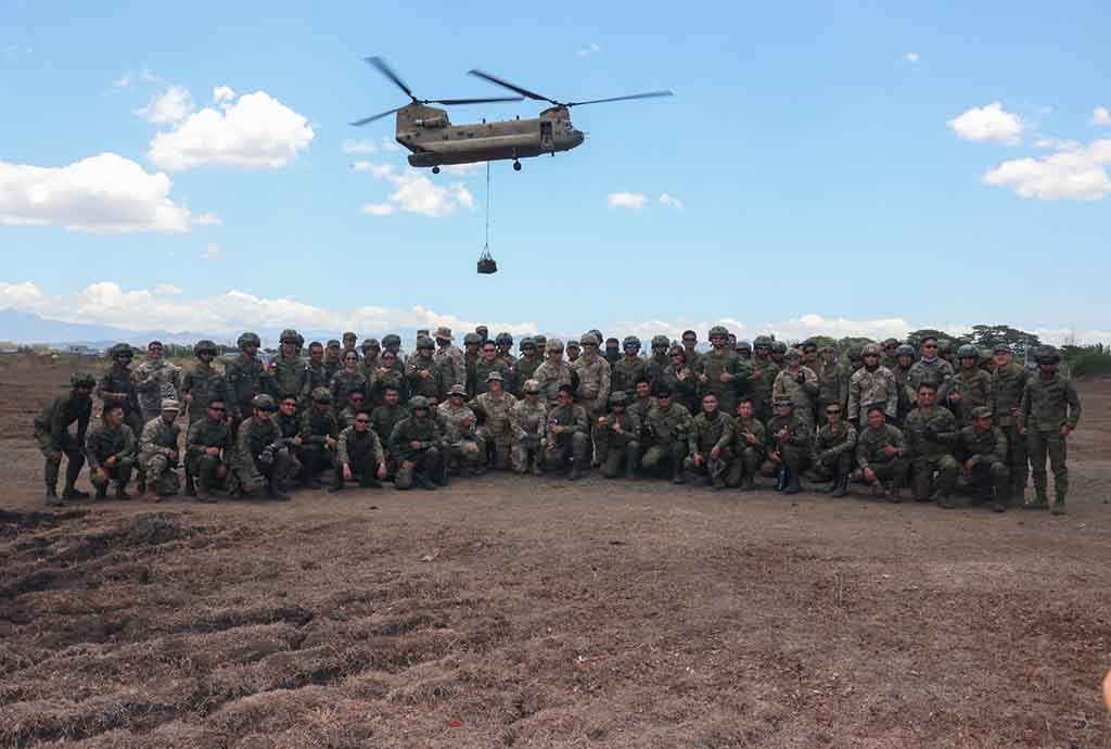 Binh sĩ Philippines và Mỹ tập trung sau hoạt động huấn luyện Balikatan tại Fort Magsaysay, Philippines, vào tháng 4/2024. (Nguồn: Bộ Quốc phòng Mỹ)