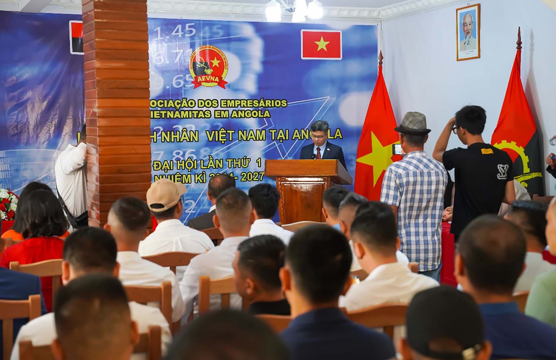 Đại sứ Dương Chính Chức phát biểu tại buổi lễ ra mắt Hội Doanh nhân Việt Nam tại Angola.