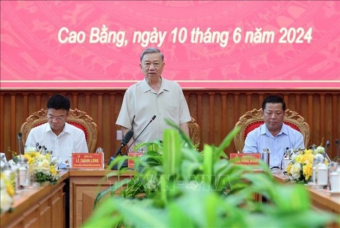 President To Lam works with Cao Bang province's leaders