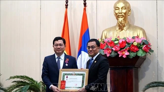 Da Nang Standing Vice Chairman was granted Laos’s third-class Freedom Order
