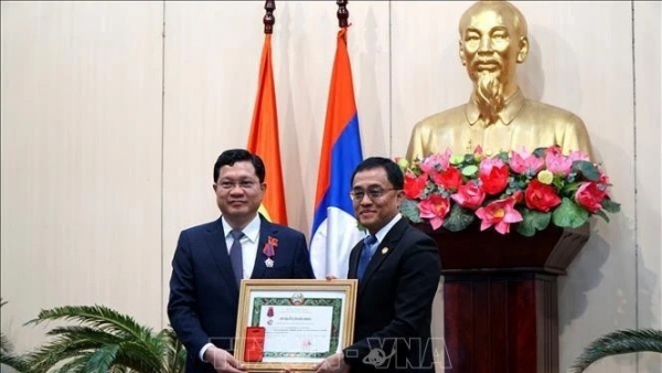 Da Nang Standing Vice Chairman was granted Laos’s third-class Freedom Order