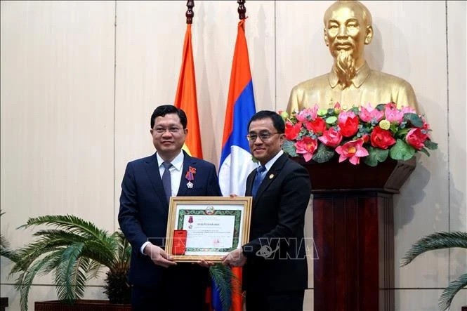 Da Nang Vice Chairman was granted Laos’s third-class Freedom Order